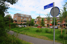 903369 Gezicht op de huizen aan de Hebriden te Utrecht, met op de voorgrond de Oude Liesbosweg.